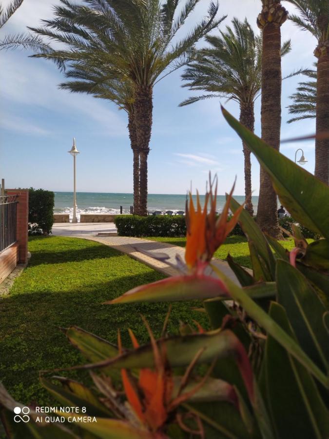 Beachfront Apartment In Альгарробо-Коста Экстерьер фото