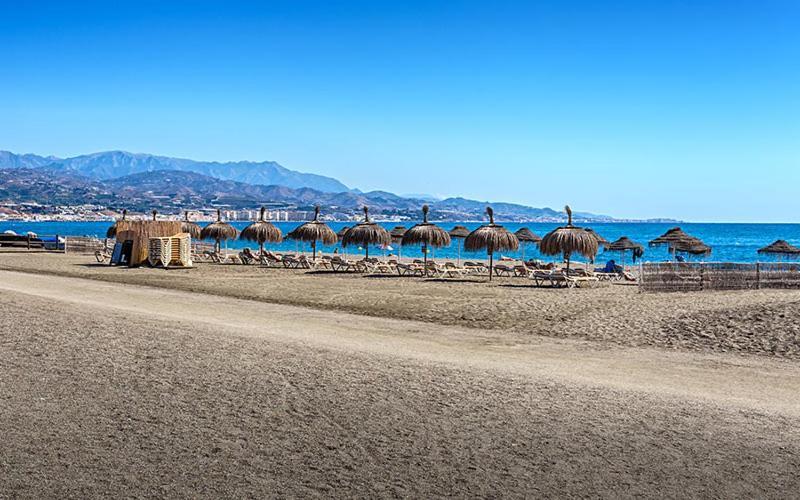 Beachfront Apartment In Альгарробо-Коста Экстерьер фото